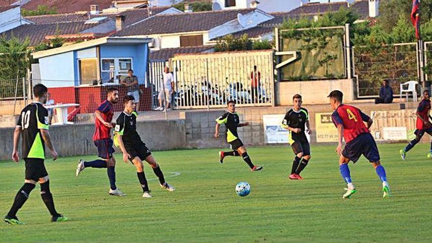 El primer test de la pretemporada va ser davant el Figueres de Xavi Agustí, extècnic de l&#039;Escala.