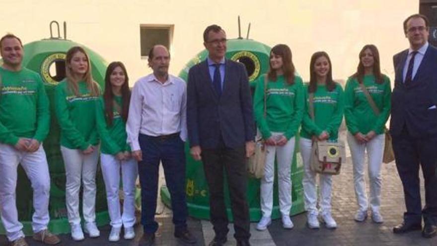 El alcalde Ballesta, junto a voluntarios de Ecovidrio.