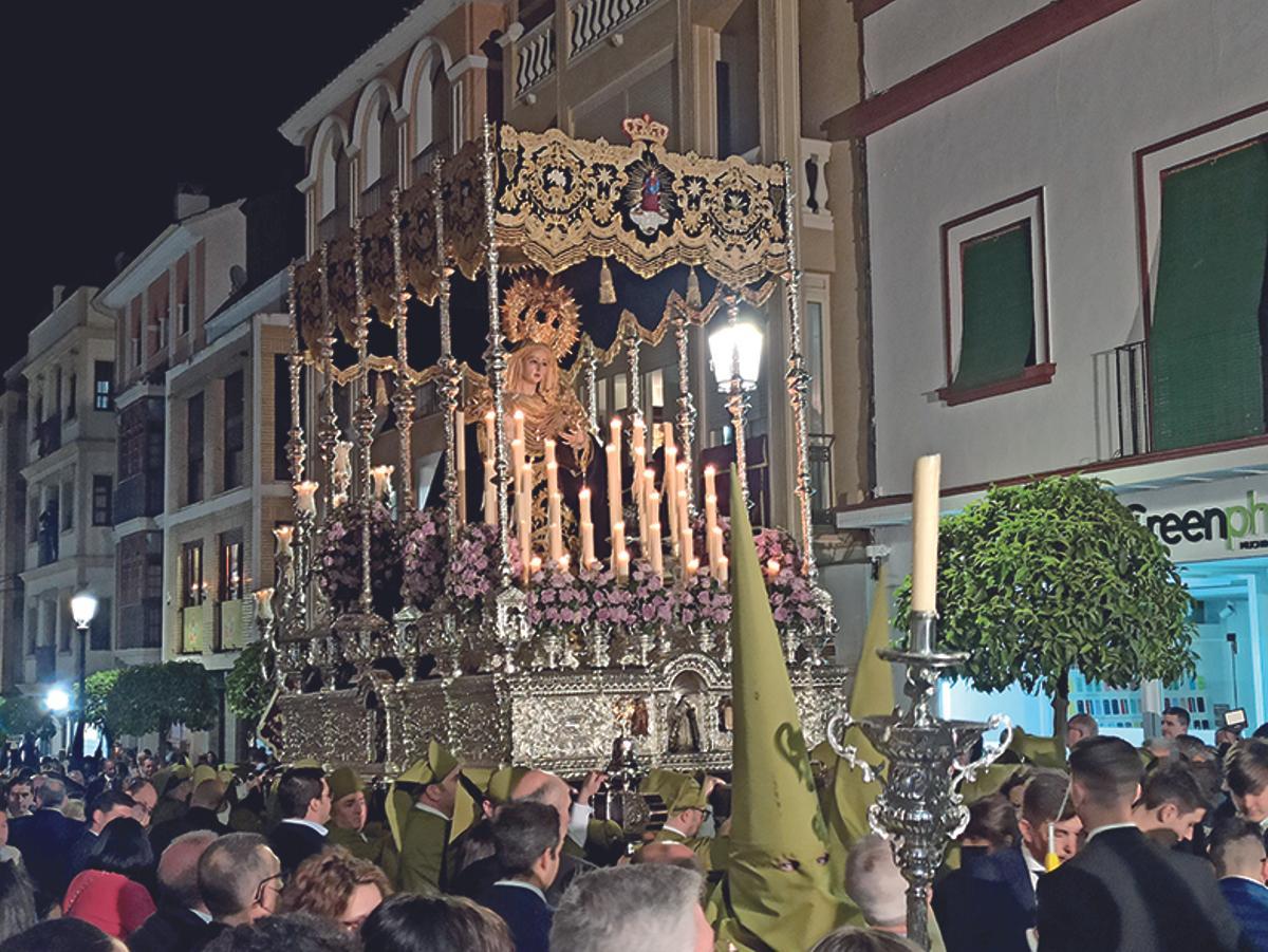 VIRGEN DE LA ESTRELLA DE LA COFRADÍA DEL HUERTO LUCENA VIVE LA NOCHE DEL DOMINGO DE RAMOS.