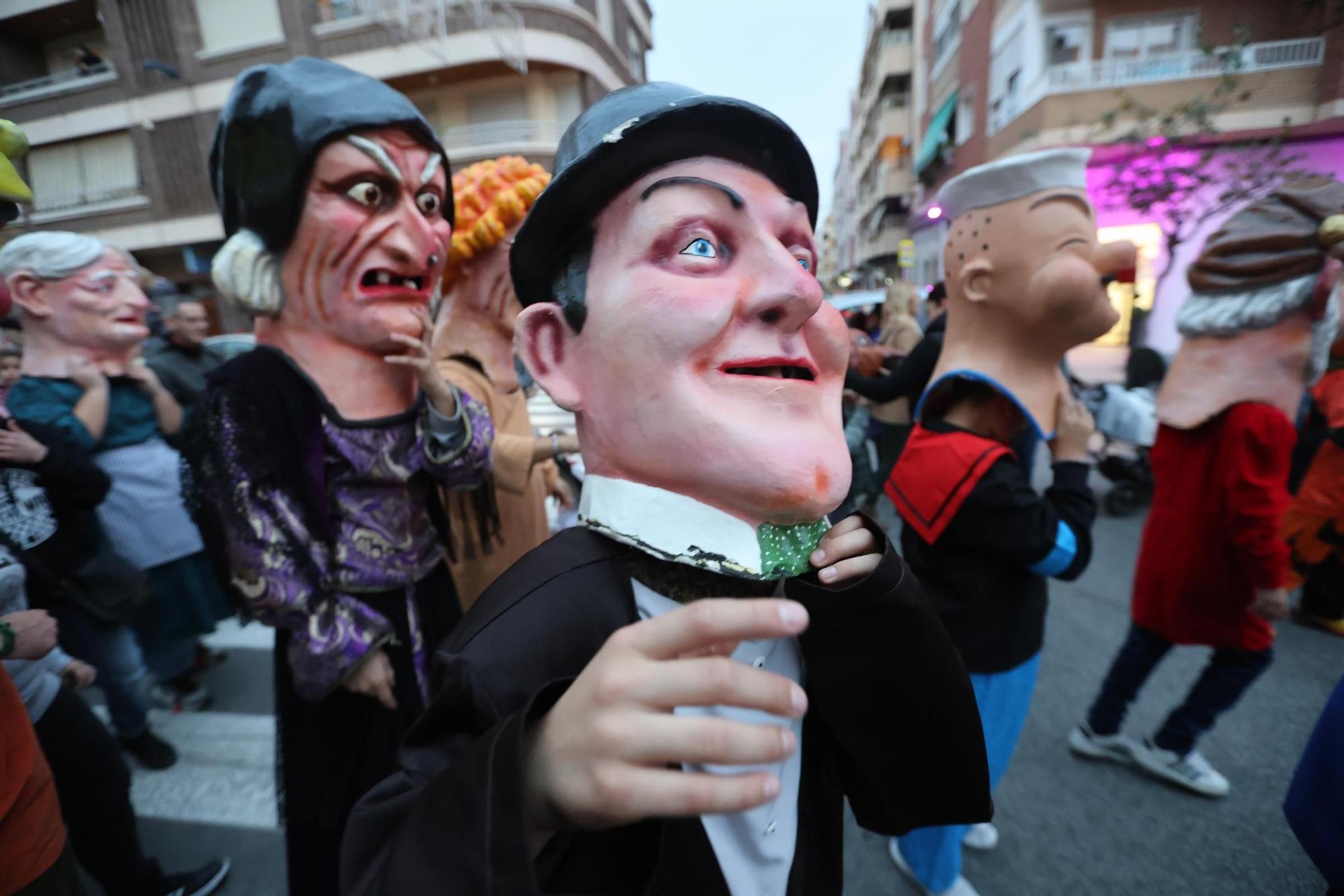 Llegan Lilí, El Lobo, El Ogro, la Serafina y el Ora Por Nobis. Es la Charamita. Es fiesta en Torrevieja