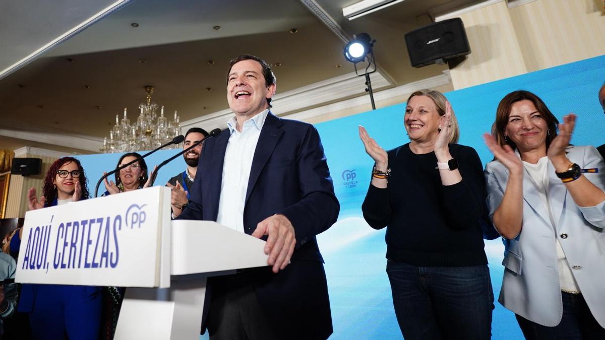 Castilla y León resucita el bipartidismo, frena la euforia de Vox y entierra a la izquierda alternativa