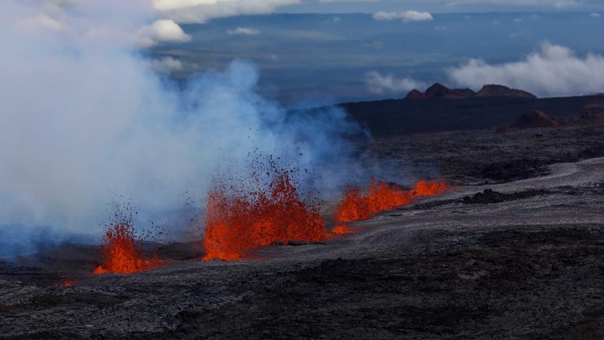 Entra en erupción en Hawái el volcán activo más grande del mundo