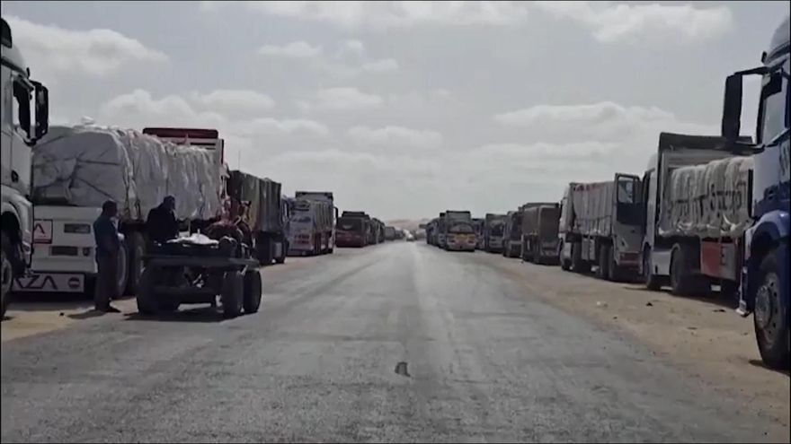Cientos de camiones esperan para entrar en la Franja de Gaza para repartir ayuda humanitaria