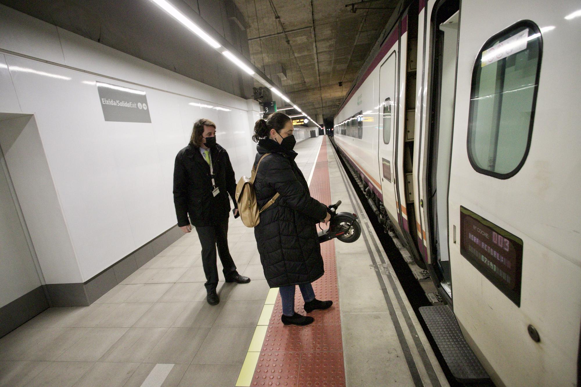 Así ha sido el primer día del AVE Murcia-Madrid y de Cercanías Avant en la estación del Carmen