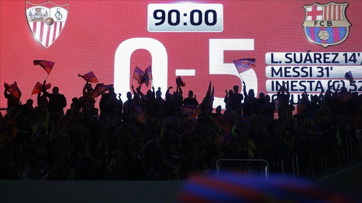 lainz43027403 barcelona fans celebrate at the end of the copa del rey fina180421233721