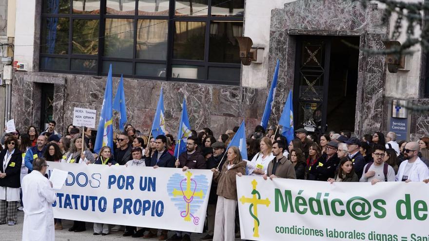 Concentración delante del Sespa, en Oviedo, en la última huelga de médicos en Asturias; a la izquierda, leyendo el manifiesto, el secretario general del SIMPA, José Antonio Vidal. | PACO PAREDES