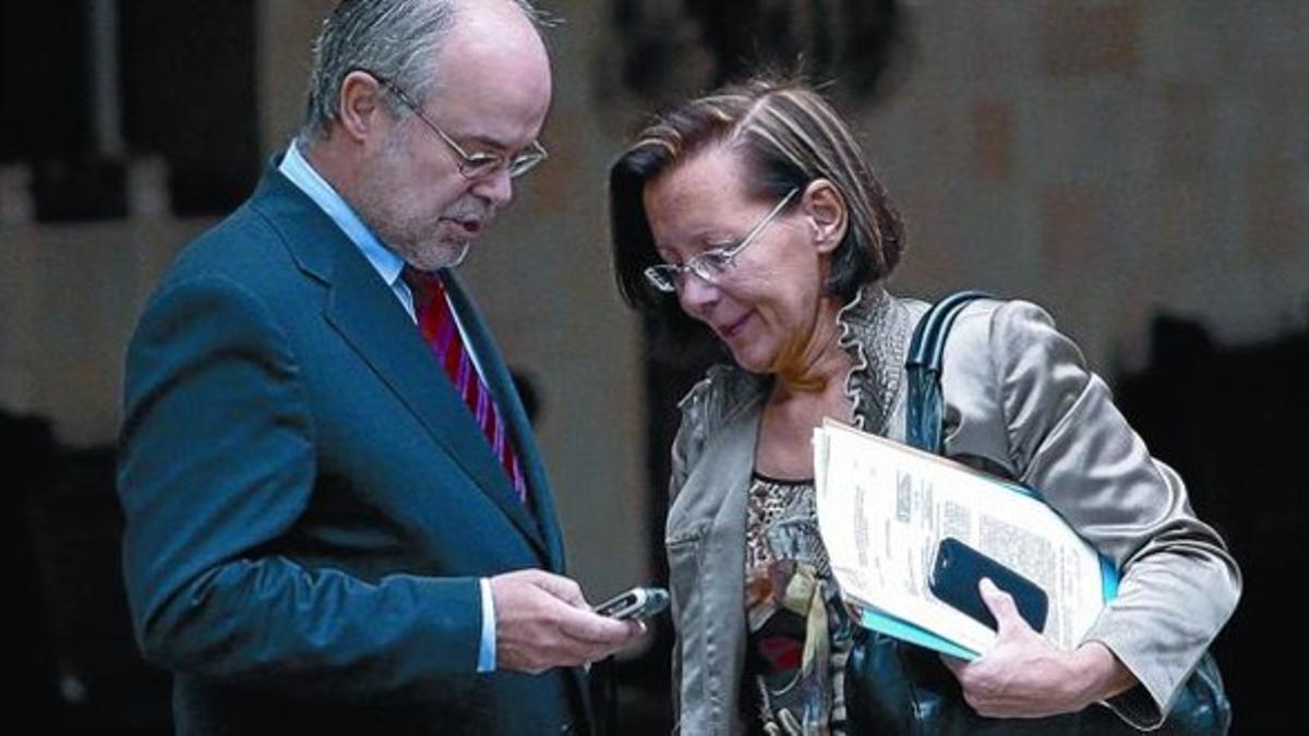 Antoni Castells y Montserrat Tura, antes de entrar en la primera reunión del Govern tras las elecciones autonómicas, el martes en el Palau de la Generalitat.