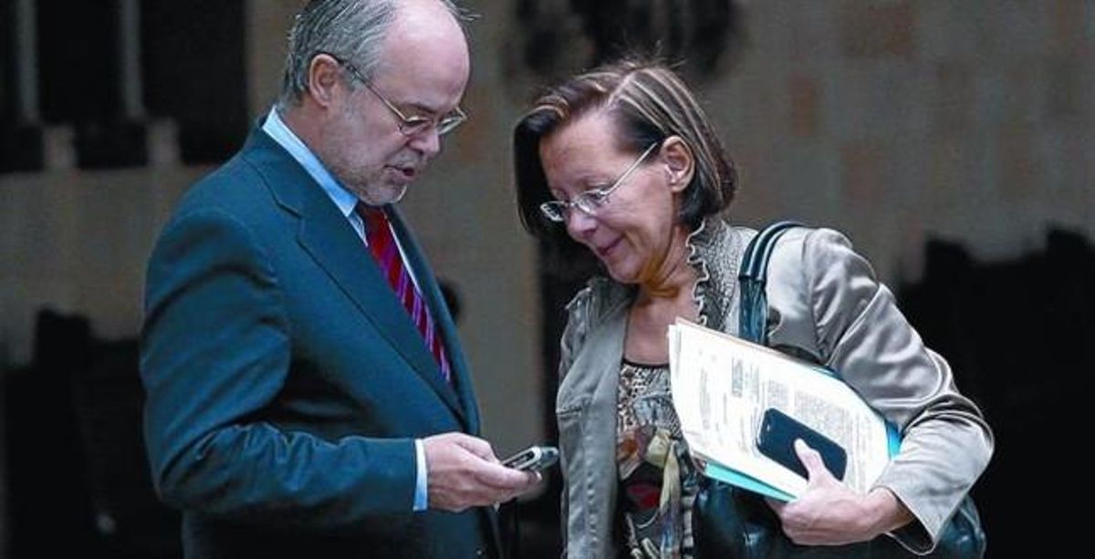 Antoni Castells i Montserrat Tura, abans d’entrar a la primera reunió del Govern després de les eleccions autonòmiques, dimarts al Palau de la Generalitat. Antoni Castells i Montserrat Tura, abans d’entrar a la primera reunió del Govern després de les eleccions autonòmiques, dimarts al Palau de la Generalitat.
