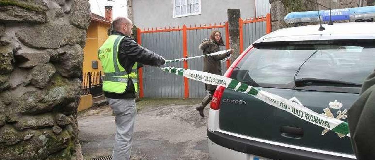 La Guardia Civil, en Güín (Bande), tras el último atraco en el rural. // I. O.