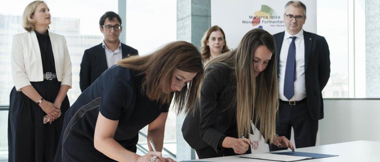 Armengol y Vandeplasseche (TUI &amp; Marella) firmando, detrás Laurent (CLIA Europa) y Negueruela. | MARÍA PEDRAZ