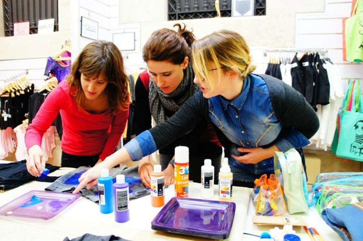 Marta Barberá imparte uno de sus talleres de 'galaxy print'.