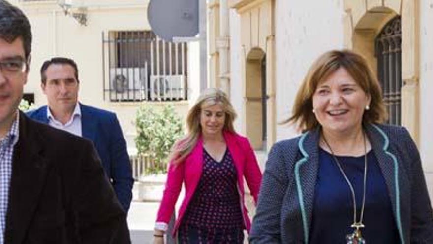 Álvaro Nadal, ayer, caminando por la calle junto a Isabel Bonig. Foto: G. Caballero