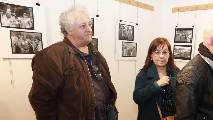 Roberto Suárez, junto a algunas fotografías de la muestra.