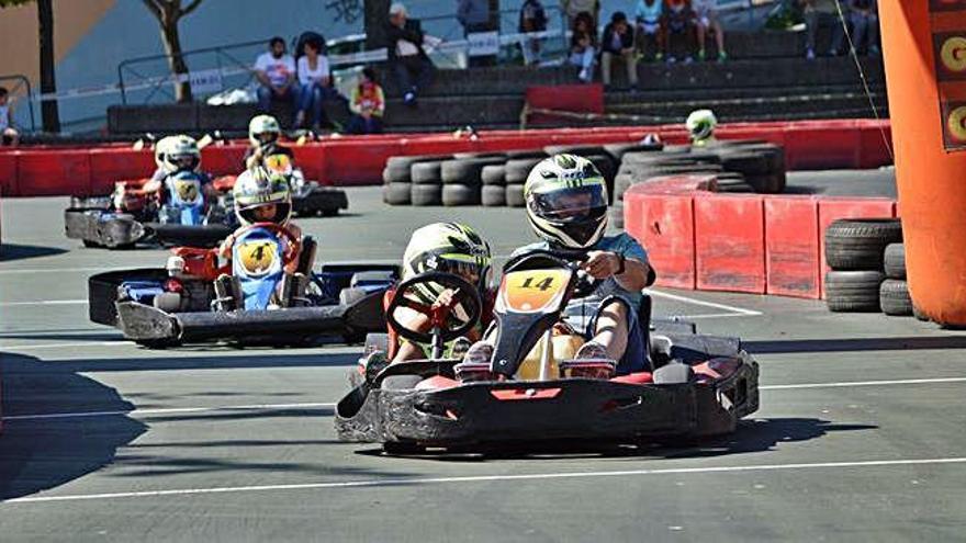 Jóvenes conducen karts en la Xira Karting.