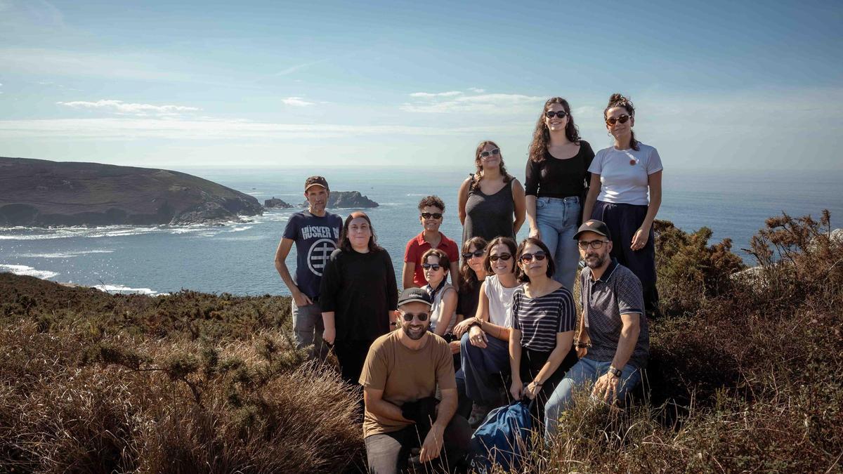 Las cineastas seleccionadas para la tercera Residencia del FICBueu junto a la guionista y directora Celia Rico, el resto de profesionales técnicos y responsables del FICBueu, ayer en la isla de Ons.