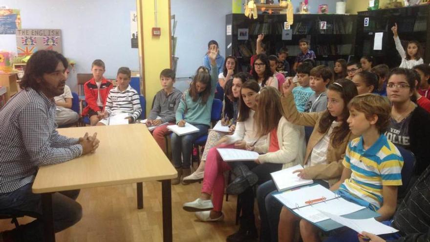 Alumnos del Peña Tú entrevistan para su periódico al alcalde de Llanes