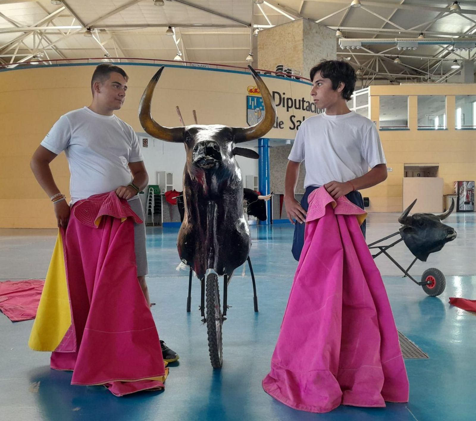 Ángel Casado (izquierda) y Erik Sotelo (derecha), con sus capotes, en la Escuela Taurina de Salamanca. | C. T.