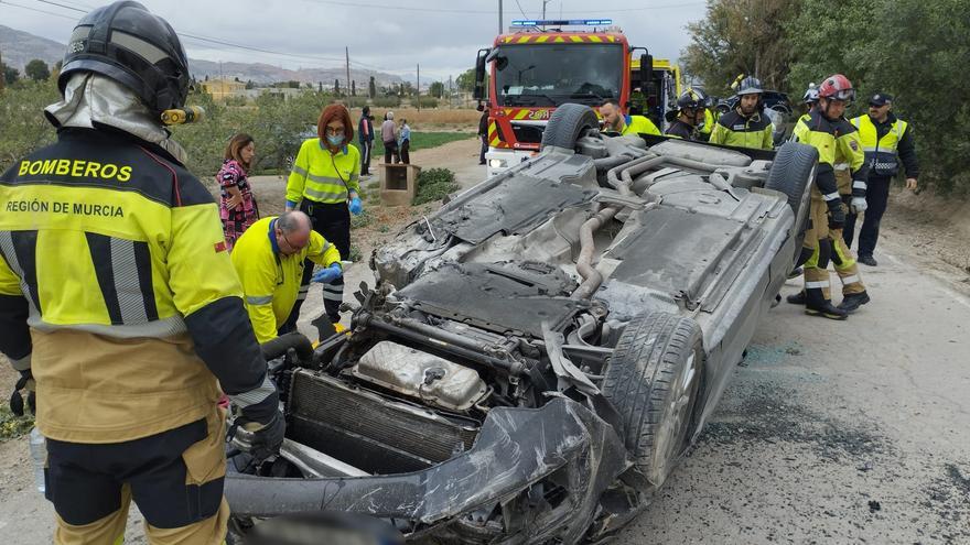 Hospitalizado en Lorca tras volcar con su coche y quedar atrapado