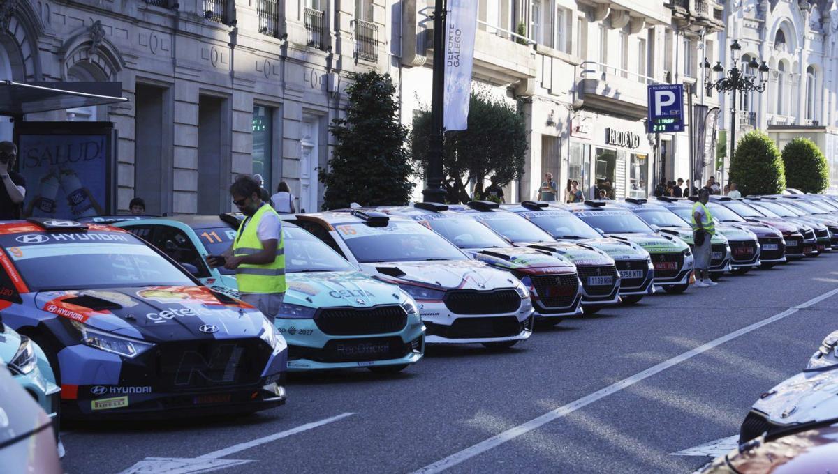 Los coches, alineados en Policarpo Sanz. | PABLO H. GAMARRA