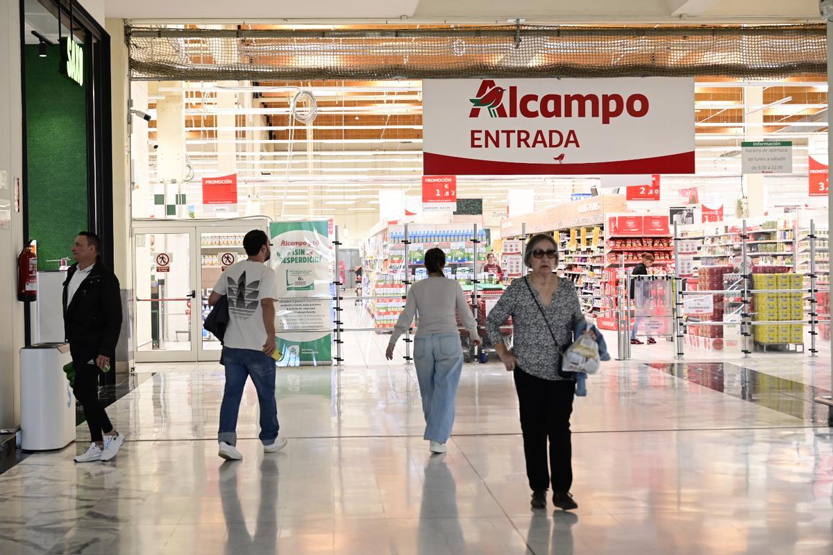 Compras de última hora en alimentación, en la entrada de Alcampo.