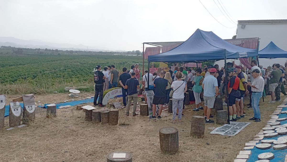 El abogado convocó a los vecinos en el mirador de la Vega de Mestanza.