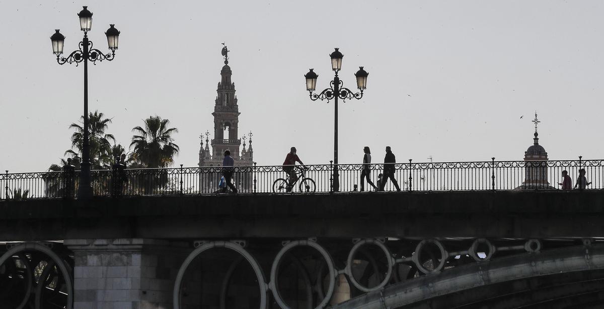 El puente de Triana con la Giralda de fondo, en Sevilla