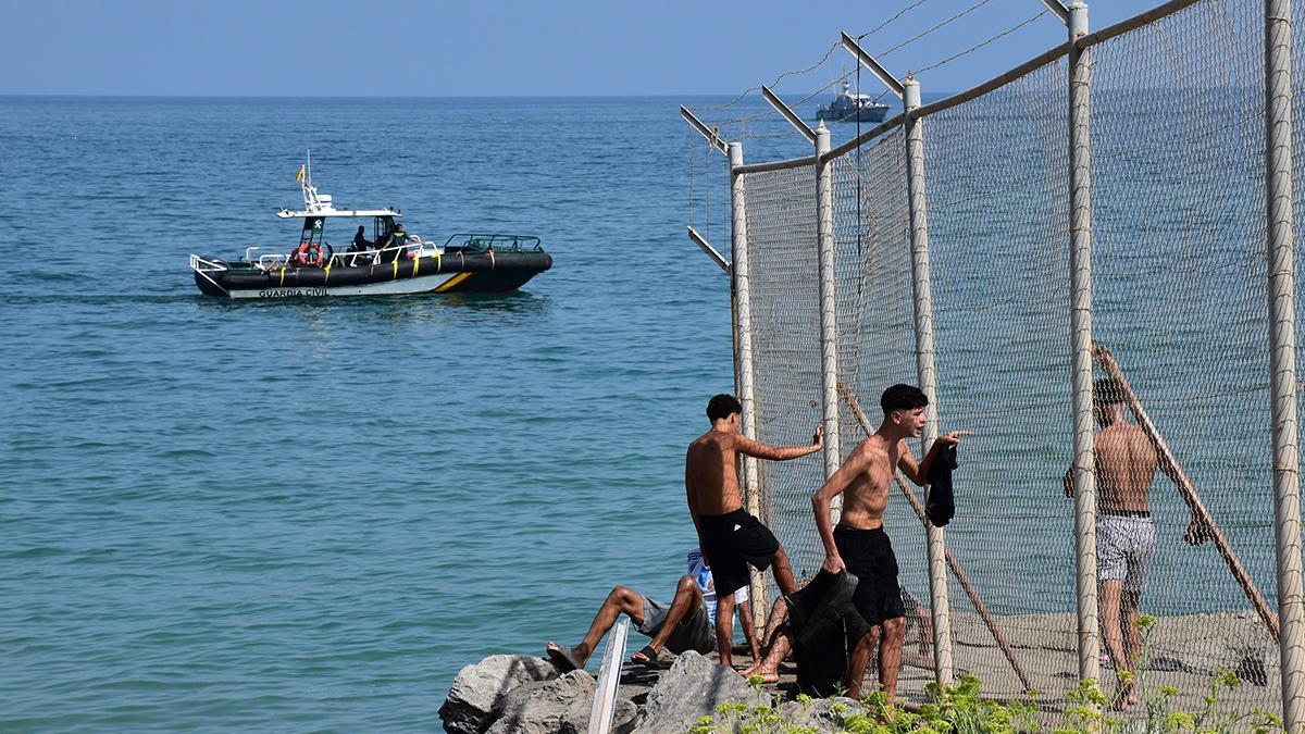 Cientos de migrantes cruzan la frontera y llegan a nado a Ceuta
