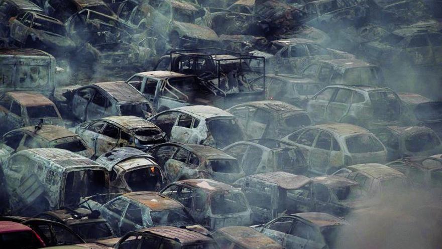 Cuatro afectados por el incendio que calcinó parte   de un desguace de Tenerife