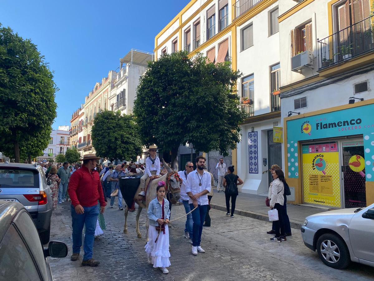 La comitiva de Triana comienzan a entrar por la calle Castilla