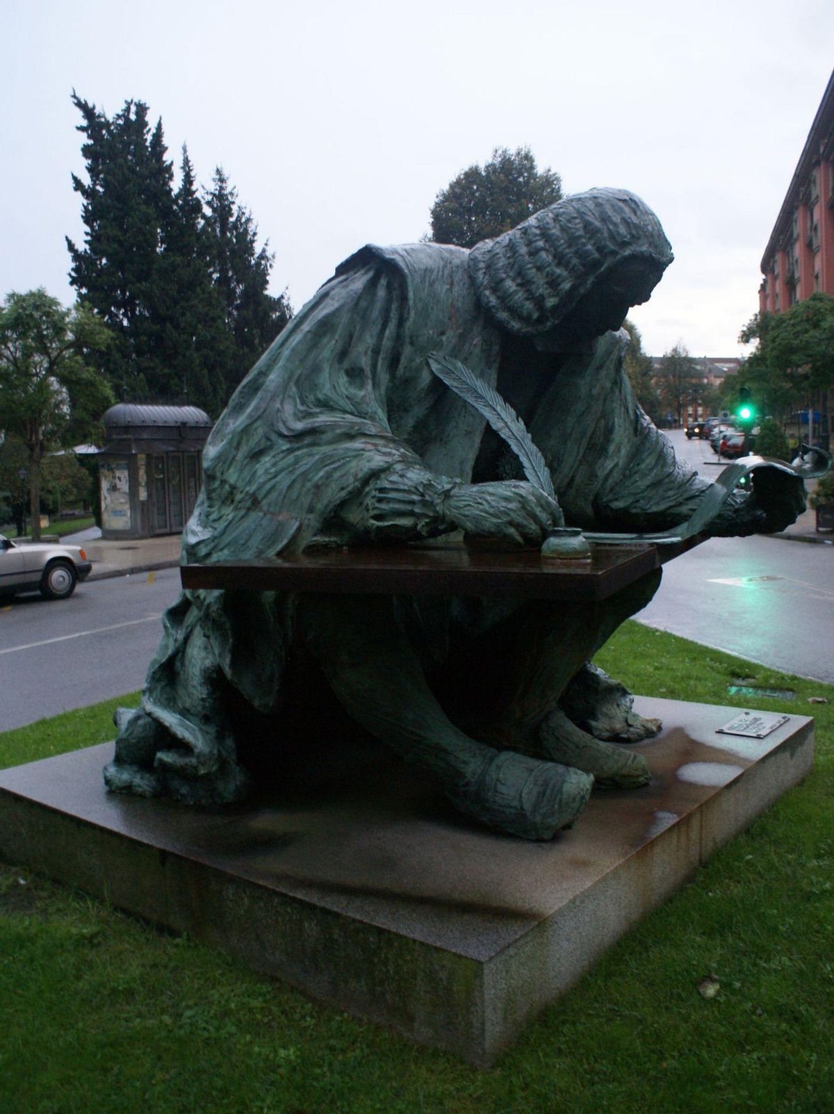 Monumento a Pedro Rodríguez-Campomanes en Oviedo, realizado por el escultor Favila. |