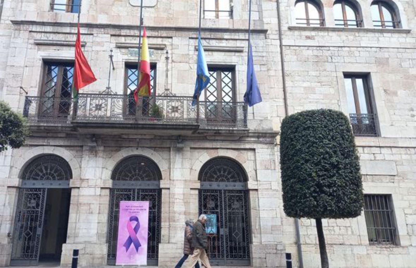 Banderas a media asta, ayer, en el Ayuntamiento.