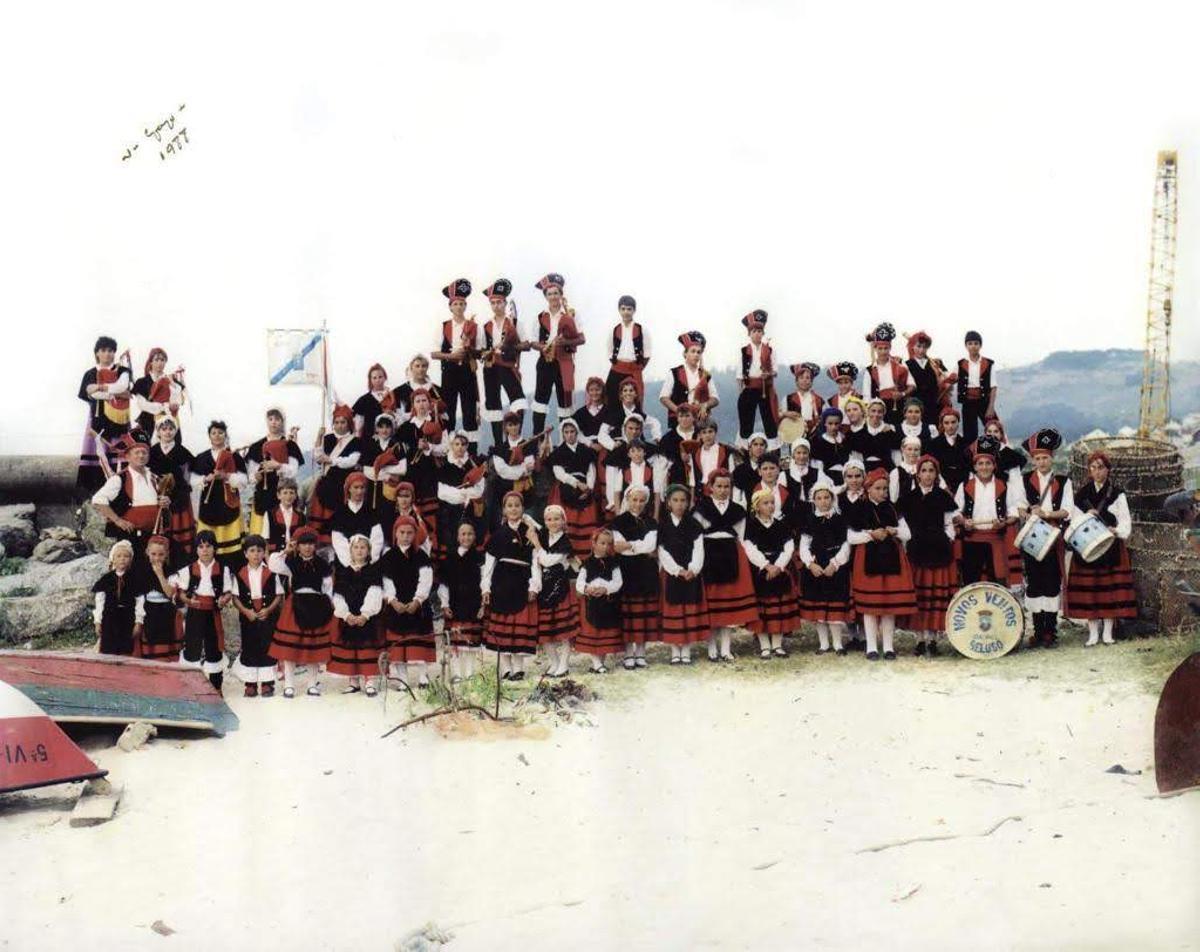 Una foto del año 1988, en uno de los momentos con mayor número de integrantes en la agrupación original de Novos Ventos. Imagen tomada en la playa de Lagos, en Beluso.