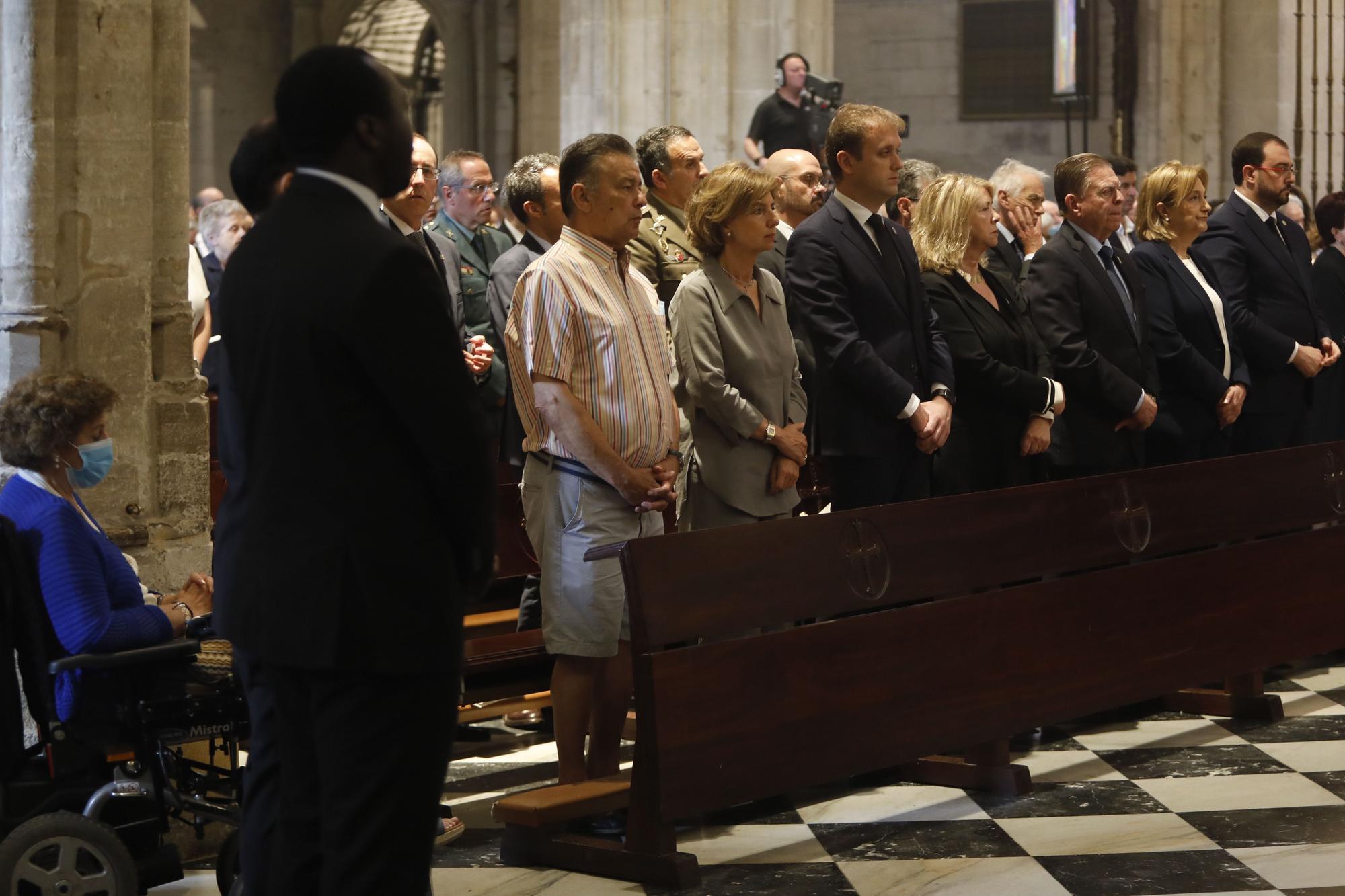 EN IMÁGENES: Asturias despide a Gabino Díaz Merchán en un multitudinario funeral en la Catedral de Oviedo