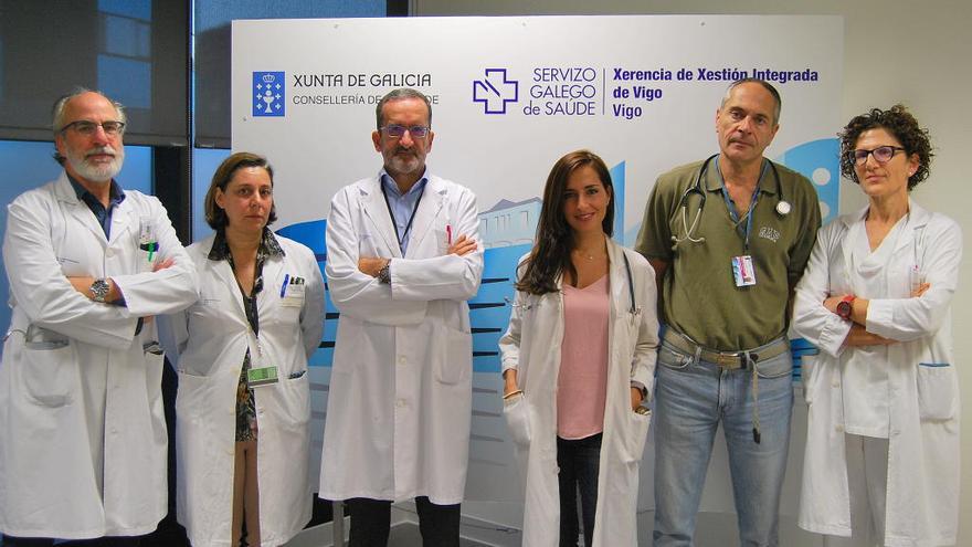 Desde la izq.: Joaquín Casal, jefe de Oncología; la patóloga Concepción Fiaño; Joaquín González, jefe de Anatomía Patológica; los oncólogos Ana Alonso y Gerardo Huidobrol; y la patóloga Ana González.