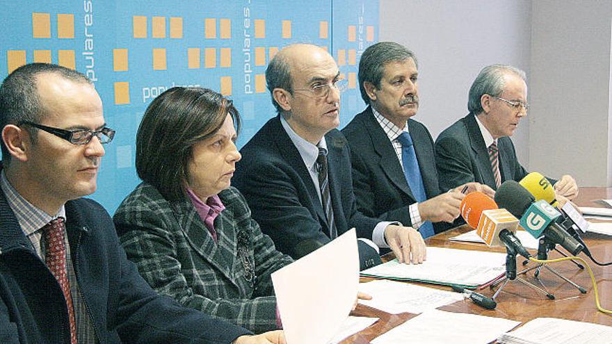 El diputado Celso Delgado (centro), junto a senadores del Partido Popular.