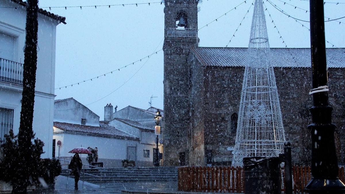 FOTOGALERÍA | Copos de nieve en Extremadura en este domingo electoral