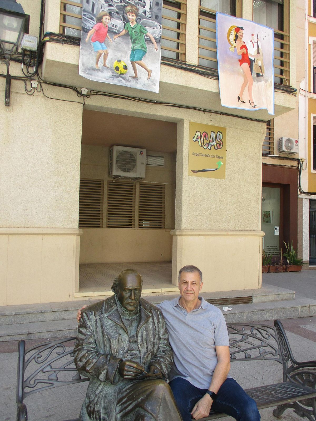 Ángel Castaño delante de su centro cultural ACAS.