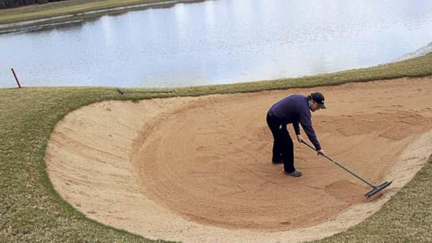 Nichts geht ohne Filtern: nachbereitetes Wasser in einen Bewässerungsteich auf einem Golfplatz.