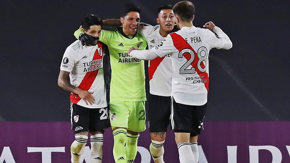 Enzo Pérez es felicitado por sus compañeros tras eliminar al Independiente Santa Fe en la Copa Libertadores.  | EFE/JUAN IGNACIO RONCORONI