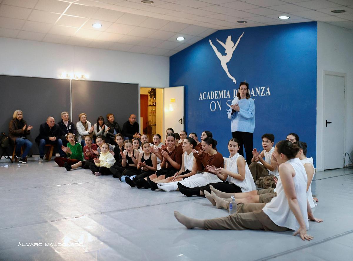 Laura Álvarez y sus alumnas, durante un ensayo