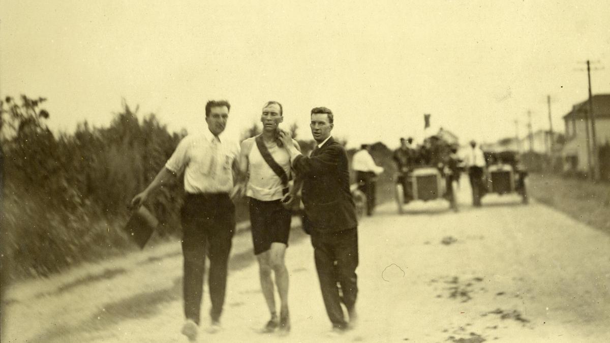 El atleta estadounidense Thomas Hicks, vencedor del maratón olímpico de St. Louis, 1904
