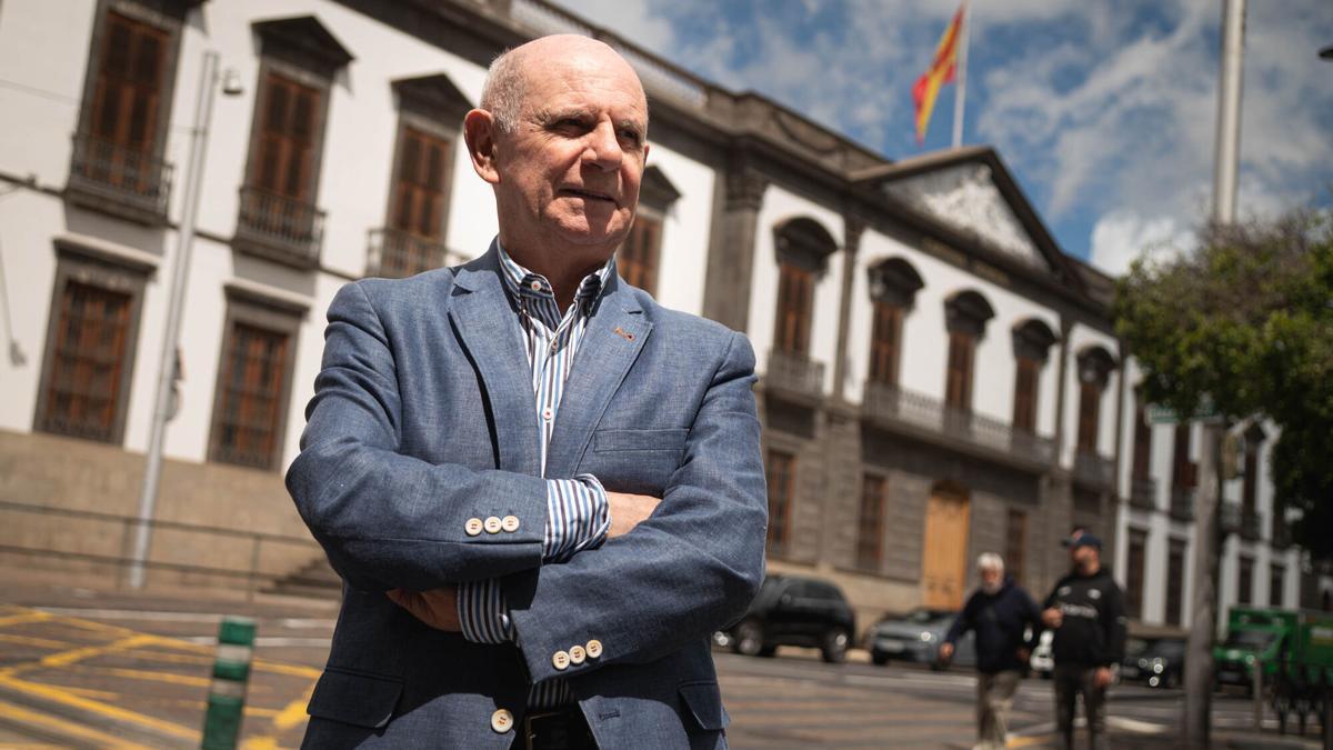Jesús Castillo, coronel de Infantería retirado, con el Palacio de Capitanía al fondo.