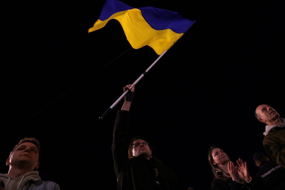 Belgrado (Serbia), 24/02/2026.-Un hombre hace ondear una bandera ucraniana