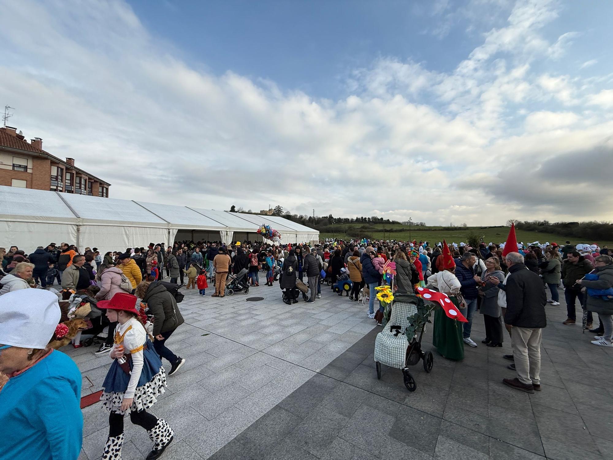 Lugones despide con desfile, música y chocolatada su carnaval