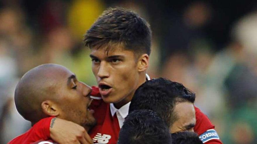 Los jugadores del Sevilla celebran la victoria ante el Betis. // R. Caro