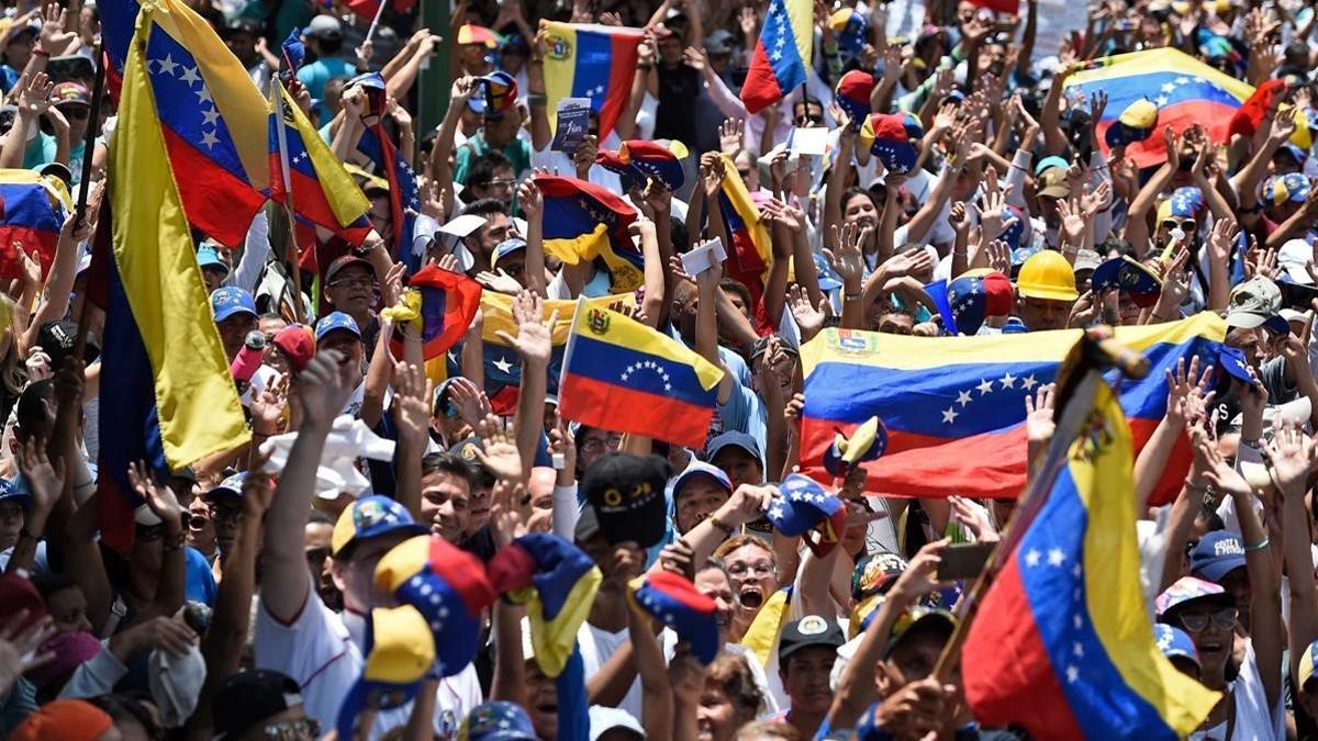 Manifestantes venezolanos toman las calles de Caracas para protestar contra el Gobierno de Maduro y en apoyo de Guaidó, el 1 de mayo del 2019