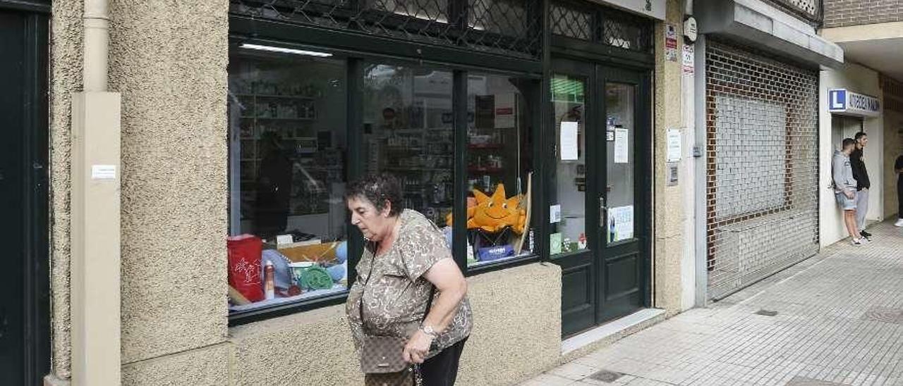 Julia Carreño, ayer, ante la farmacia de Soto del Barco.