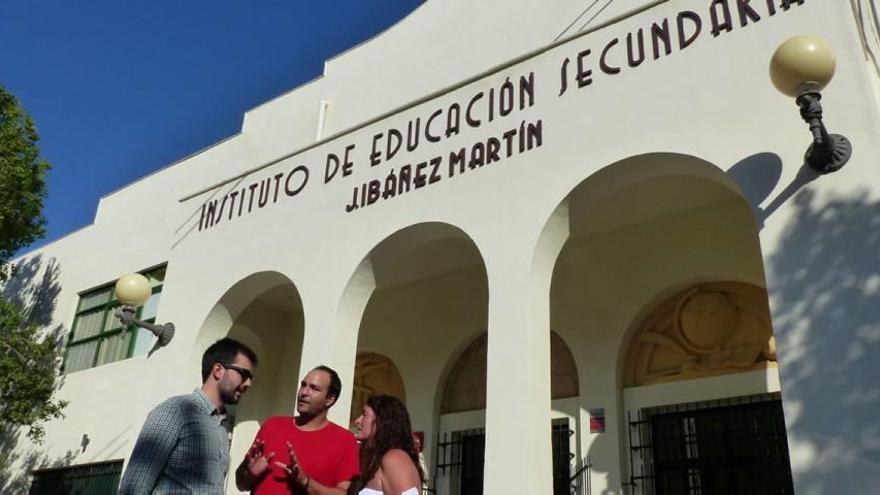 Serna, Peñas y Campos, ayer frente a la entrada del instituto lorquino.