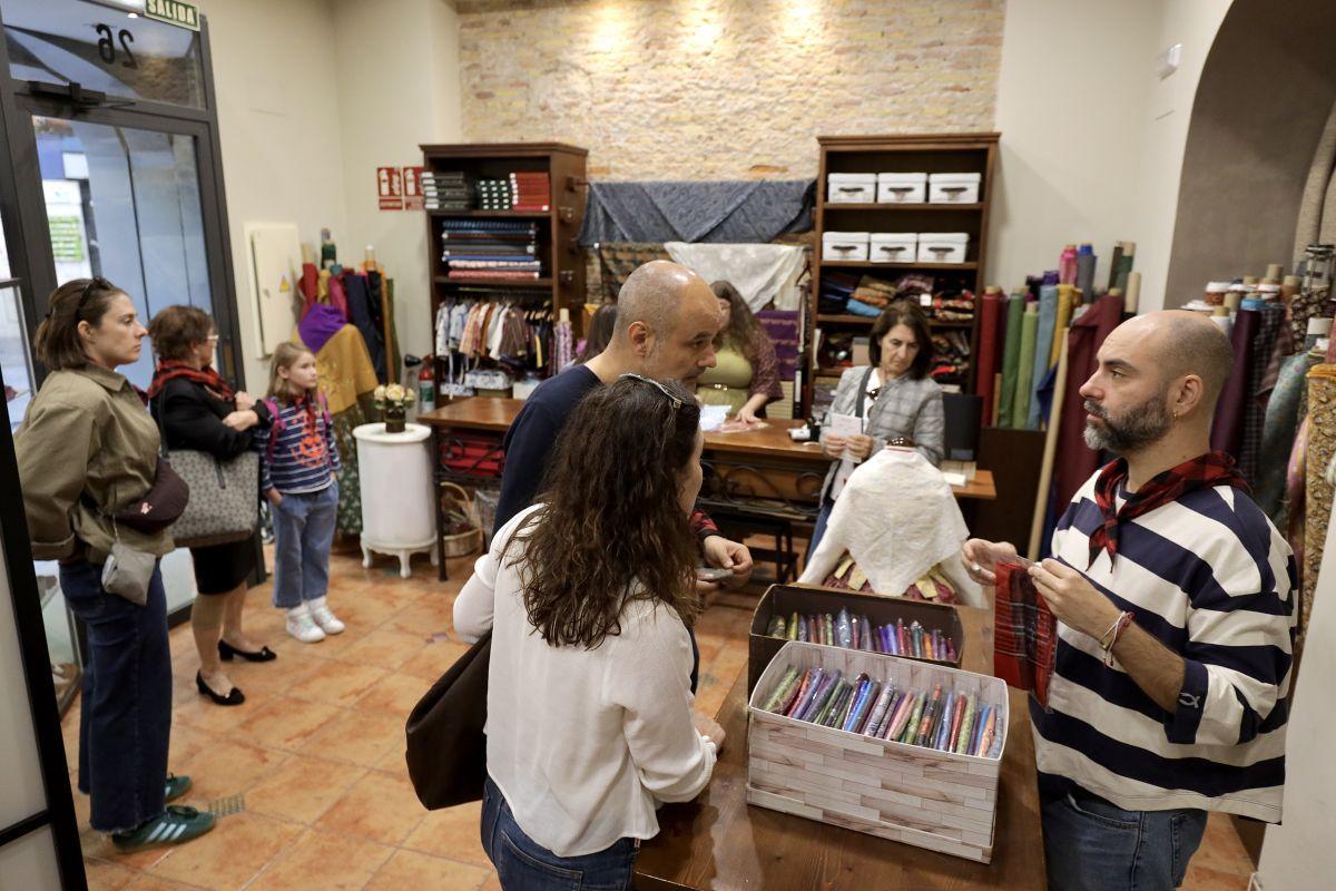Varios clientes, esta semana en la tienda Indumenta, ubicada en la calle Torre Nueva.