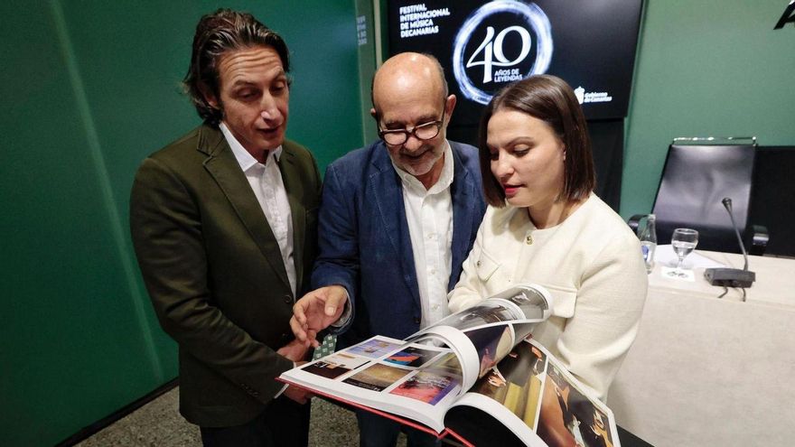 El representante de Fred Olsen, el director del Festival y la consejera de Cultura durante la presentación del certamen. |